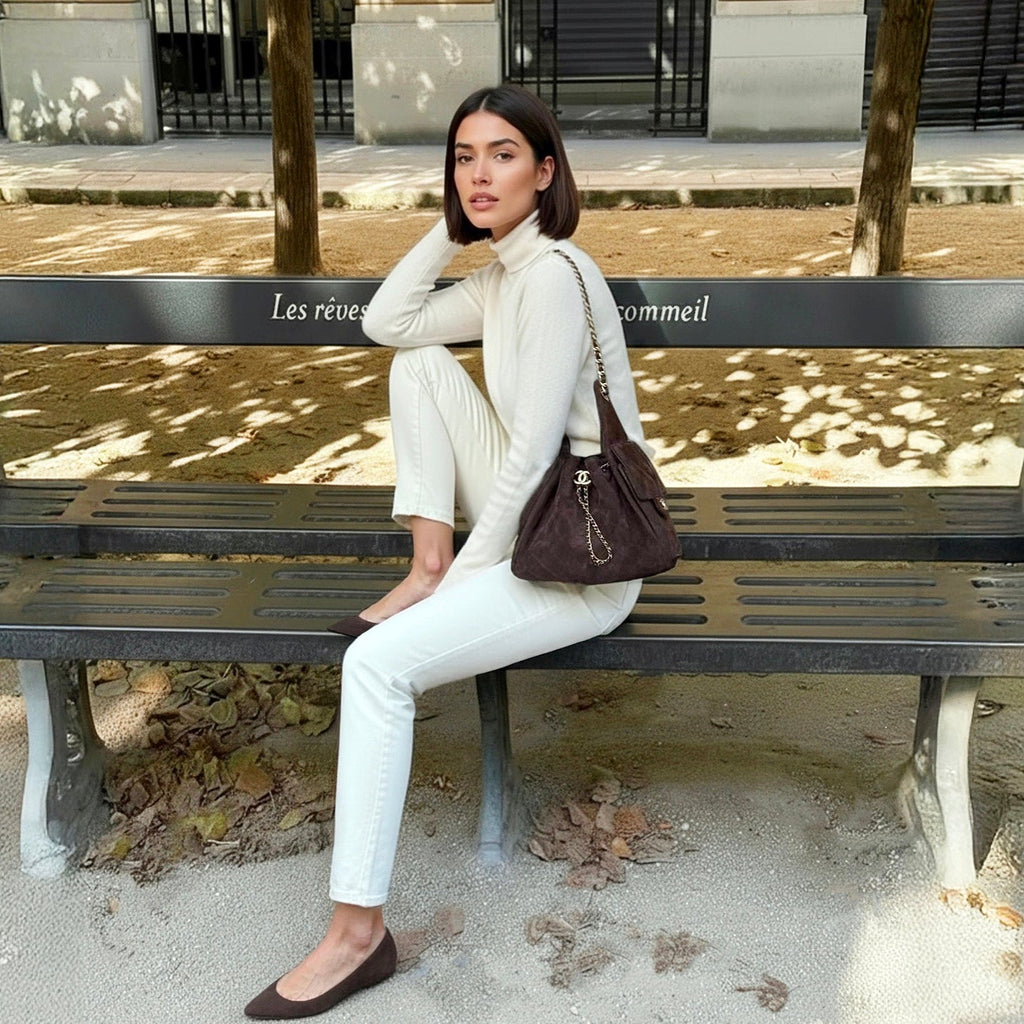 modella indossa completo Celeste Pisenti composto da Jeans stretti color panna e maglia collo alto color panna.