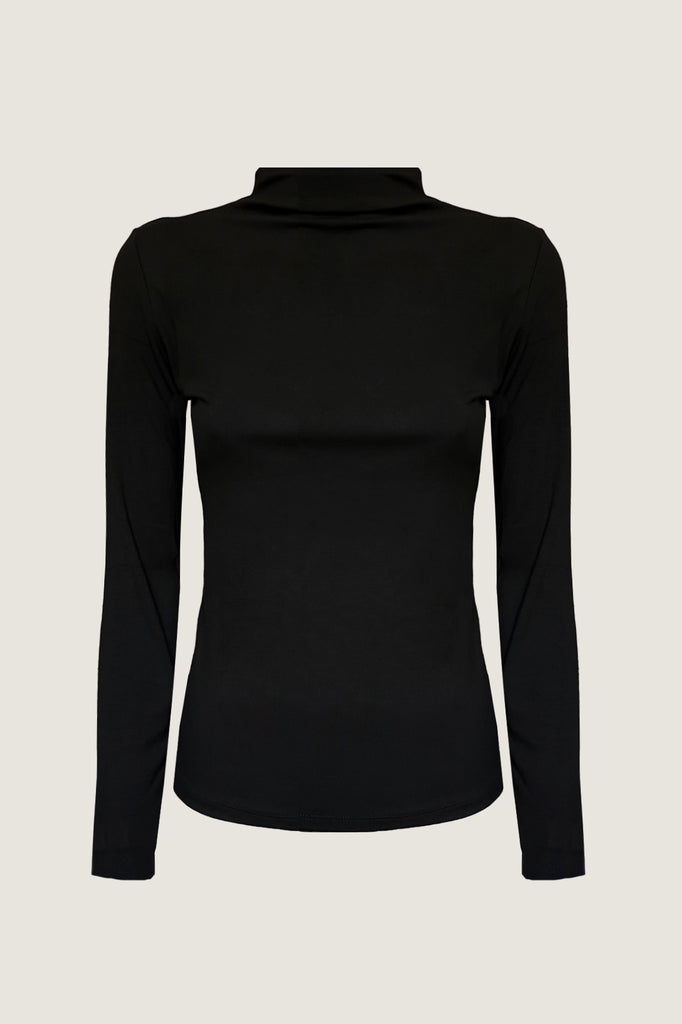 maglietta di Celeste Pisenti in morbido jersey nero con collo a lupetto e maniche lunghe.