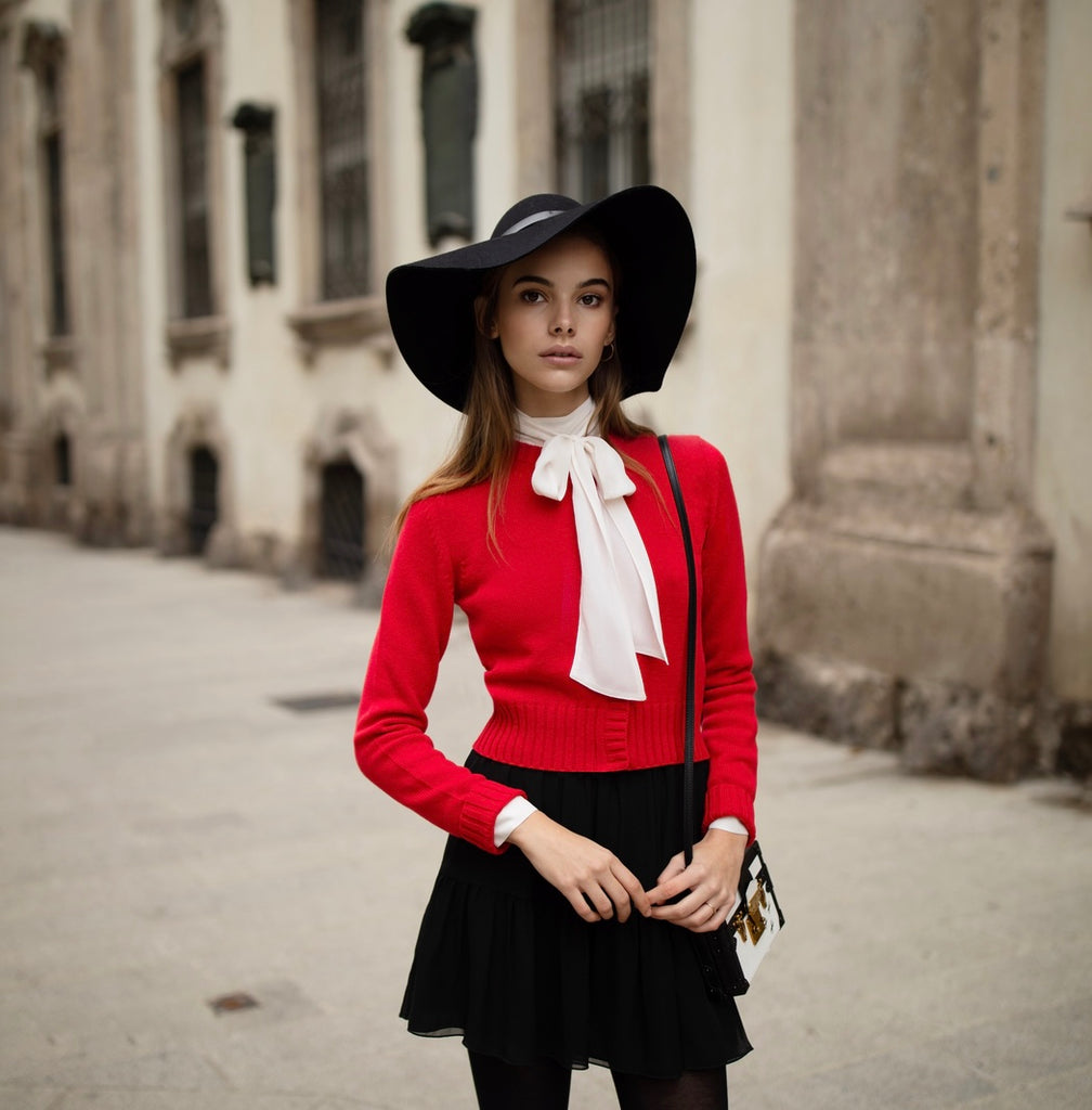 La modella indossa la maglia cashmere rossa modello Mini Pull della stilista Celeste Pisenti